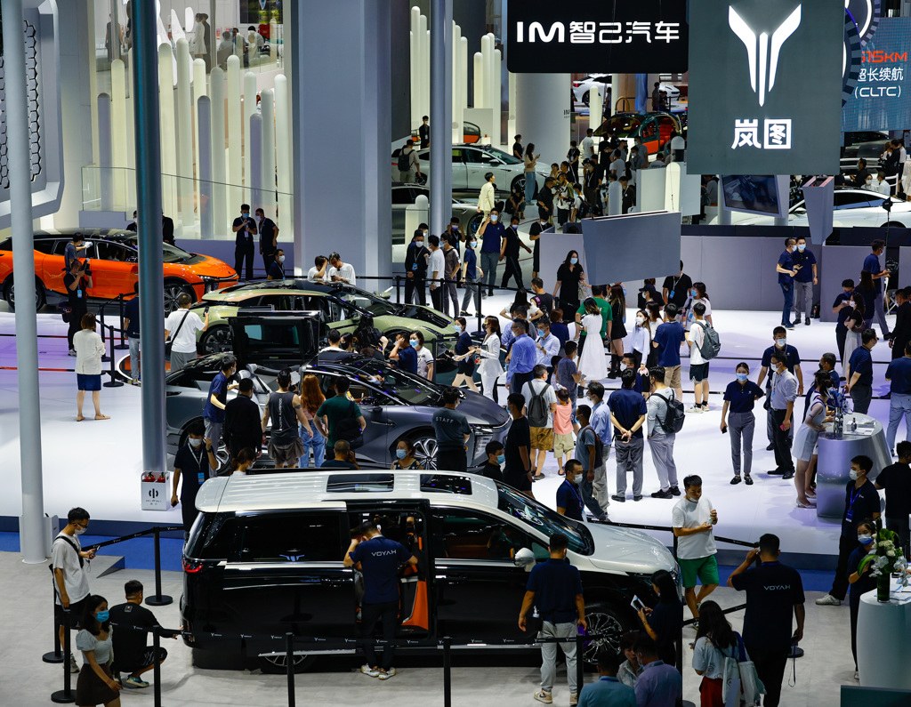 中國的電動汽車市場正快速趨向成熟，電動汽車銷售已不再依賴補貼政策，連汽車大國美國都遠遠落後。圖為成都汽車展。（圖／新華社）