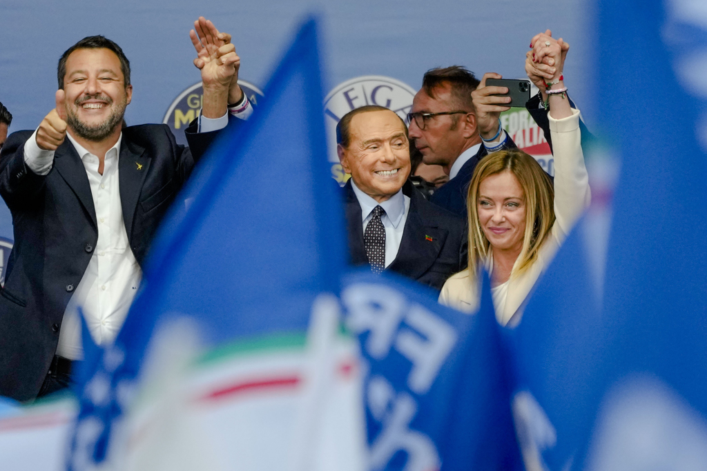 左起，北方联盟党（Lega Nord）党魁沙维尼（Matteo Salvini）、义大利前总理贝鲁斯柯尼（Silvio Berlusconi）和本次获选的义大利兄弟党梅洛尼（Giorgia Meloni）本次大选合影。（美联社）(photo:ChinaTimes)