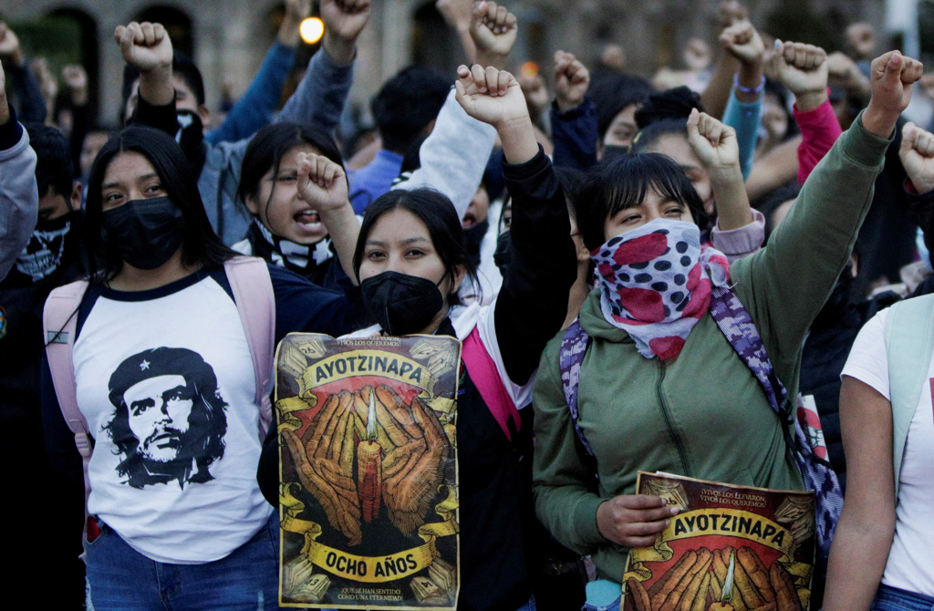 在43名学生失踪8週年的这一天，数千名墨西哥人发起示威、要求伸张正义。（图／路透社）(photo:ChinaTimes)