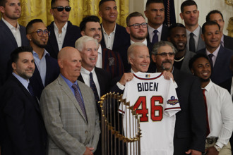 MLB》衛冕冠軍勇士造訪白宮 改名議題再上檯面