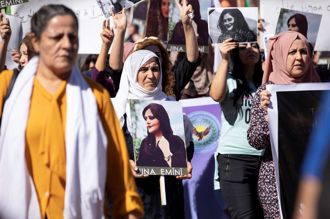 伊朗艾米尼之死掀學運 成群女學生無畏怒嗆民兵組織