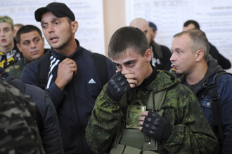 俄羅斯人受徵召上戰場 親人含淚告別