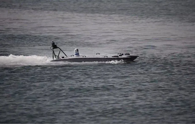 今年5月曾传出美军正以尚未服役的蝠鲼T-12小型隐形无人艇（图），在维吉尼亚州一处海军基地训练乌军。但两者外型显然不同。（图／美国海军）