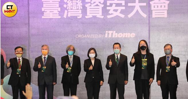 总统蔡英文、金管会主委黄天牧以及数位发展部部长唐凤等重量级人物日前出席台湾资安大会，显示政府对资安高度重视。（图／方万民摄）