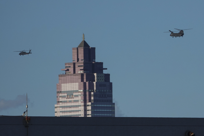 今年国庆空中分列式上午举行预演，陆航UH-60M黑鹰直升机（左）与负责吊挂国旗的CH-47 SD运输直升机并飞在台北空域。（黄子明摄）