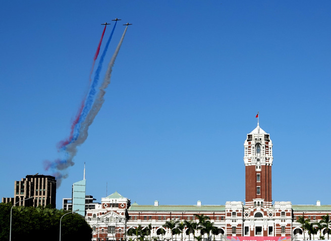 为迎接即将到来的双十国庆，国防部积极准备空中分列式演出，27日进行首场预演，空军AT-3雷虎小组喷出三色彩烟飞越总统府上空。（黄世麒摄）