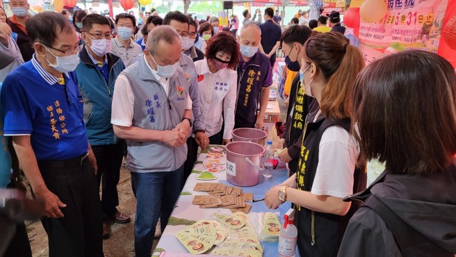 县长徐耀昌出席南瓜节结合举办的资源回收活动。(图／苗栗县政府提供)