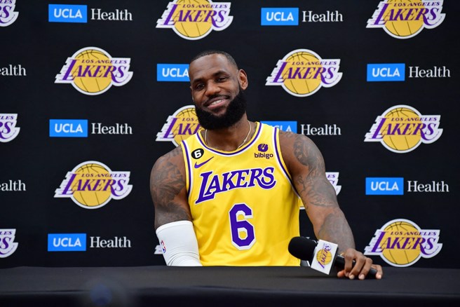 詹姆斯今天在湖人季前媒体日清楚回应所有提问。(路透)
