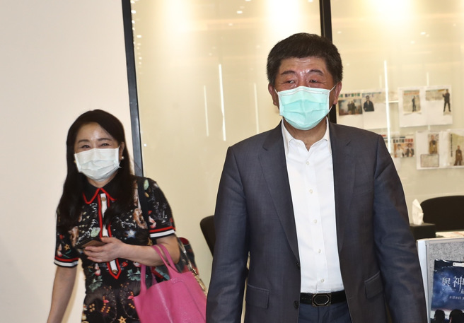 图为资深媒体人周玉蔻(左)、民进党台北市长参选人陈时中(右)。(资料照,刘宗龙摄)