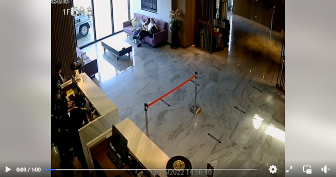 飯店釋出監視器畫面反控潘先生摔東西。（圖／翻攝自臉書社團「好想住飯店⭕好康.踩雷不藏私」）