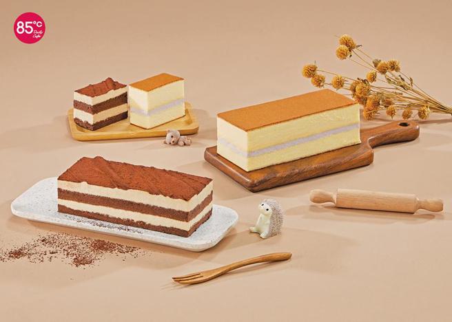 （85度C「秋季甜蜜大賞」起跑，推出香濃巧克力風味的「雪藏提拉米蘇」，以及有濃郁乳酪奶香味的「芋香布蕾蛋糕」，任選二條可享半價優惠。圖／85度C提供）
