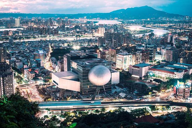 （「2022臺北白晝之夜」四大展區之首的臺北表演藝術中心，將帶領民眾以全新視角重新認識表演藝術。圖／晶華酒店提供）