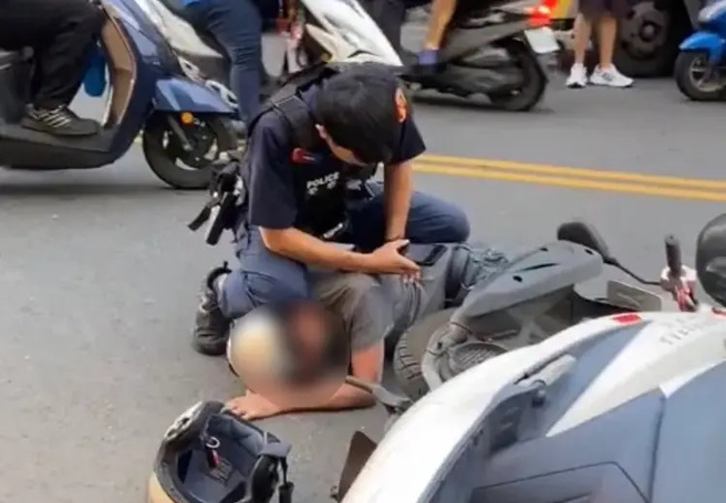 嘉義市第一分局長榮派出所員警26日攔停拒檢民眾，將其壓制在地，被民眾目擊。（圖／翻攝自臉書《嘉義綠豆大小事》）