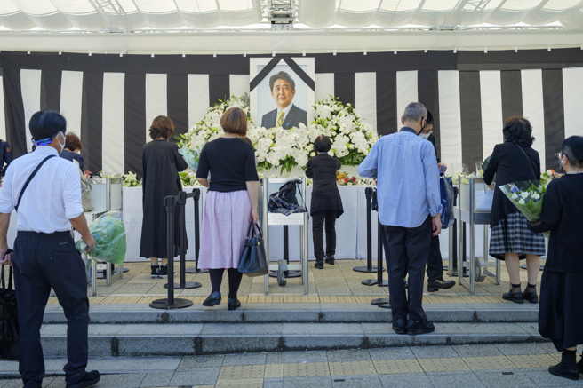 日本前首相安倍晋三国葬仪式今天下午2时（台湾时间下午1时）起举行，自卫队将击出「吊炮」19声响敬吊。(图/美联社)