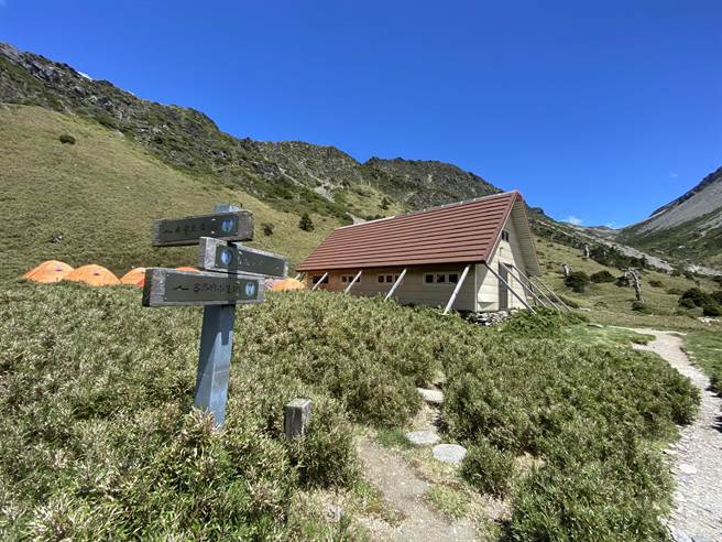 太鲁阁国家公园管理处自11月1日起，将逐步整修南湖主线步道与沿线的云棱山屋、南湖圈谷山屋，每间山屋预计增加10个床位，整体工程预计明年完成将另行公告；图为南湖圈谷山屋。（罗亦晽摄）