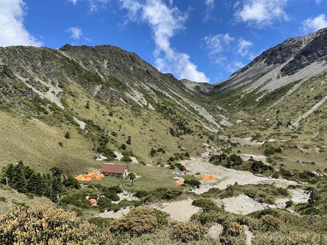 太鲁阁国家公园辖内的南湖主线因能饱览南湖圈谷的壮丽山景，是山友毕生必造访的路线之一，太管处自11月1日起将逐步整修沿线的云棱山屋及南湖圈谷山屋，并补强沿线步道设施，整体工程预计明年完成将另行公告。（罗亦晽摄）