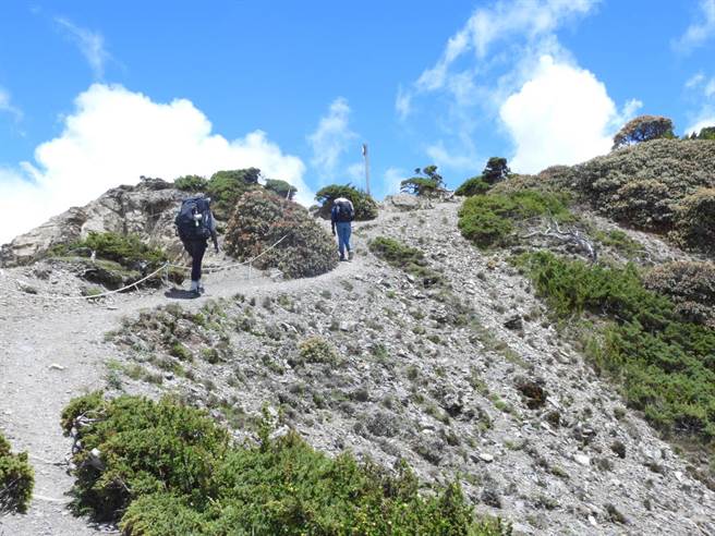 太鲁阁国家公园管理处自11月1日起将逐步整修补强南湖主线沿线步道设施，包含五岩峰断崖上的岩钉及拉绳等。（罗亦晽摄）