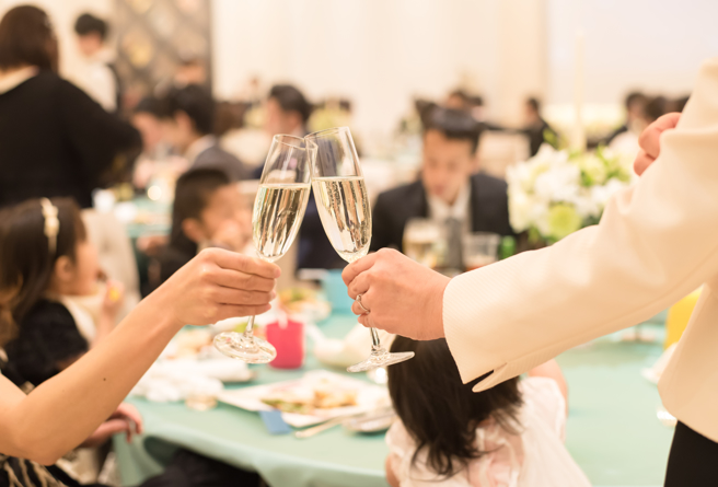 一名网友表示，在婚宴场合看到其他宾客穿T-shirt配牛仔裤及布鞋，直呼「台湾人的衣品是全世界最扯的」。（图／示意图，达志影像）