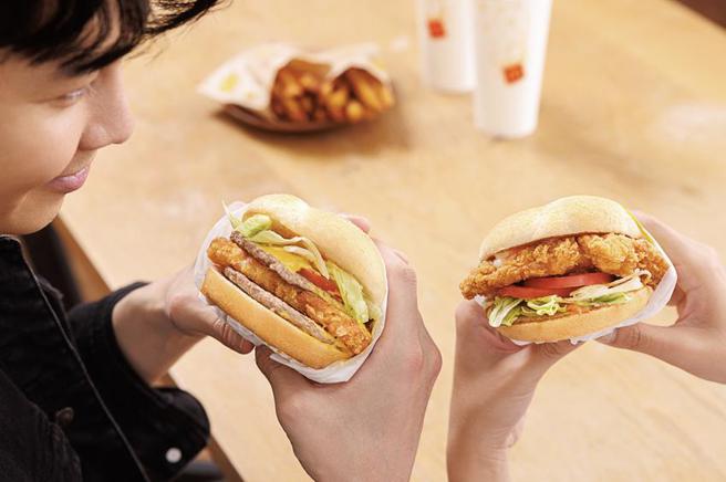 （9/28日起麦当劳美式「起司脆薯双牛堡」，以及「起司三层牛肉堡」回归市场。图／麦当劳提供）