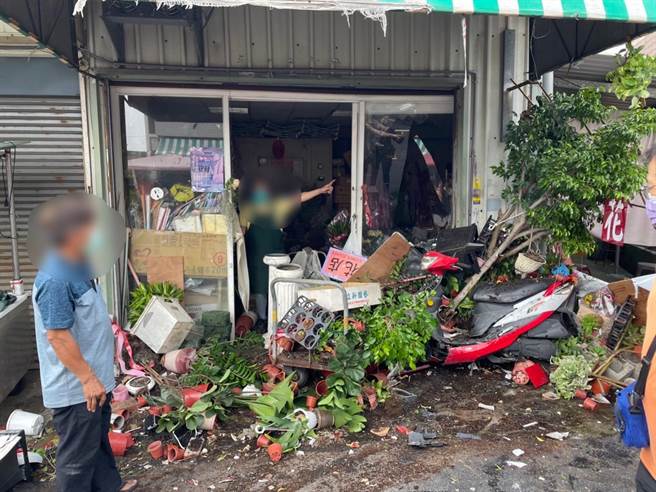 越南移工无照驾驶，自撞市场摊商，现场一片狼藉。（警方提供／曹婷婷台南传真）