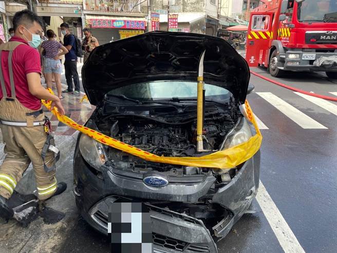 越南移工无照驾驶，自撞市场摊商，现场一片狼藉。（警方提供／曹婷婷台南传真）