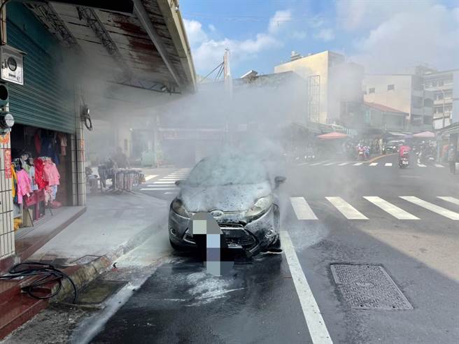 越南移工无照驾驶，自撞市场摊商后，车子还冒烟起火。（警方提供／曹婷婷台南传真）