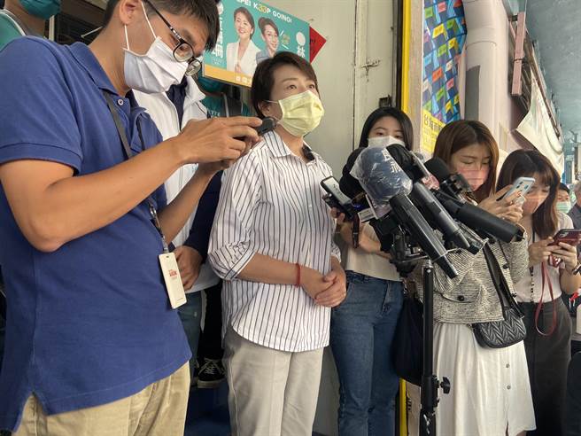 无党籍台北市长参选人黄珊珊今上午前往长春市场扫街拜票，行前受访。（陈薏云摄）