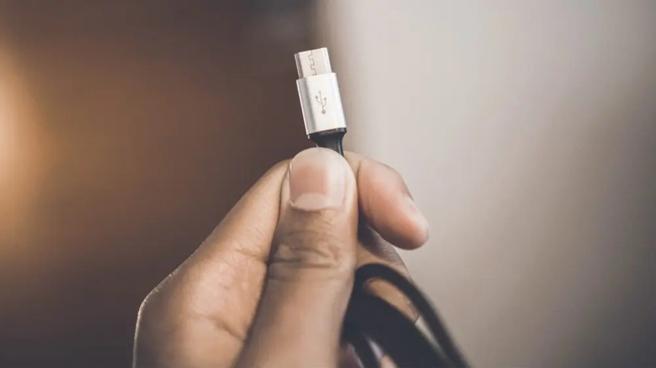 外界传iPhone 15系列可能改採USB Type-C的充电设计。（图／shutterstock）
