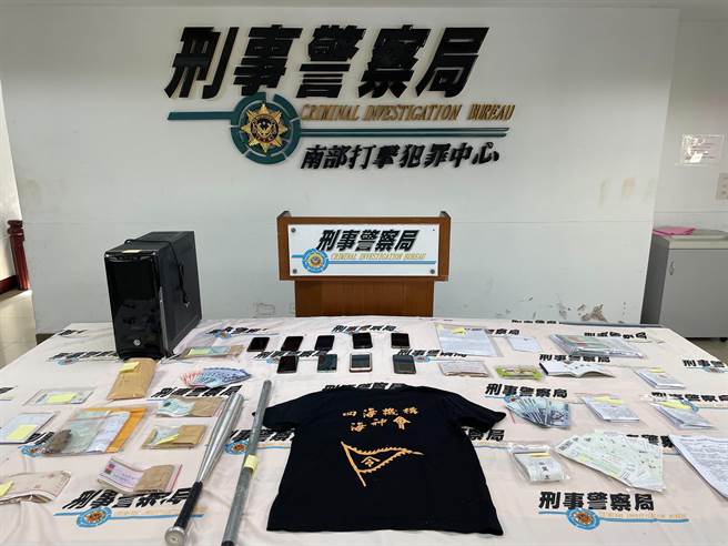 警方查扣陈男等9人使用电脑主机1台、球棒2枝、现金12600元、23张本票、12本存簿、3本本票簿、四海帮海神会T恤、借贷契约书及和解书等证物。（翻摄照片／崔正纲高雄传真）