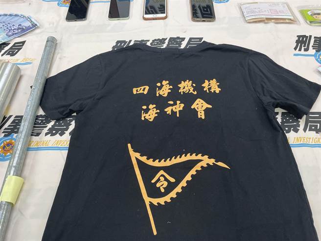 陈男于2020年中旬穿着「四海帮海神会」的T恤参加部落中各种公益活动，以四海帮海神会名义发送柴米油盐等生活物资给部落的族人，藉此打响四海帮的名号，陈男再以四海帮海神会为号召，吸引干部李男等8名20多岁的年轻人加入。（翻摄照片／崔正纲高雄传真）