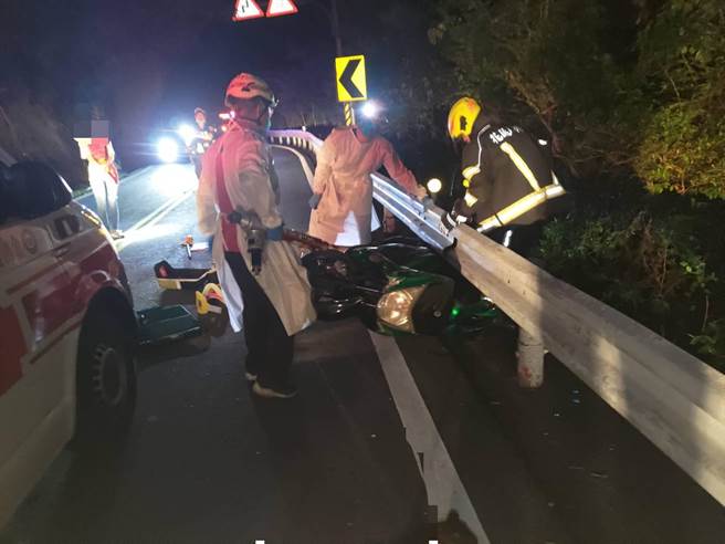 花莲县秀林乡富世村49岁杨姓男子，昨深夜酒后骑乘机车返家，行经台8线184.3公里转弯处时，疑失控自撞路边，人车卡进护栏动弹不得，最后伤重不治。（民眾提供／罗亦晽花莲传真）