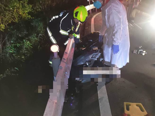  花莲县秀林乡富世村49岁杨姓男子，昨深夜酒后骑乘机车返家，行经台8线184.3公里转弯处时，疑失控自撞路边，人车卡进护栏动弹不得，最后伤重不治。（民眾提供／罗亦晽花莲传真）