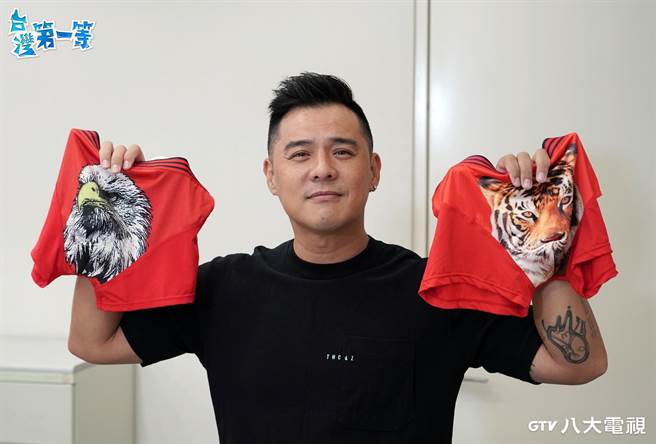 竇智孔收到象徵好運的紅內褲。（八大提供）