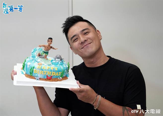 《台灣第一等》特別準備與竇智孔神似的衝浪造型翻糖蛋糕。（八大提供）