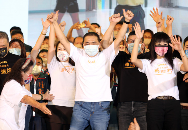 图为新北市长侯友宜（中）9月24日晚间出席在三重体育馆向日葵广场举行的三重造势晚会，并与支持者大跳「友宜舞」。（资料照,姚志平摄）