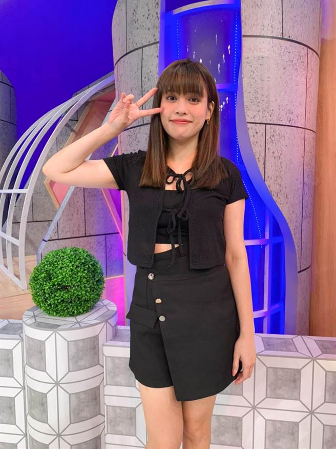 原本不拜拜的夏宇童在拜完後，攝影機馬上恢復正常。（衛視中文台提供）