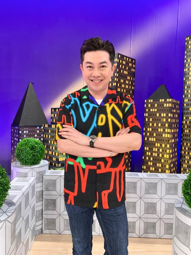 李明川鐵齒瀏海不給碰，意外摔斷手瀏海從此撥開運勢飆漲。（衛視中文台提供）