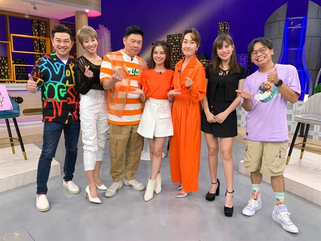 李明川（左起）、周宜霈、曾國城、宇珊、巴鈺、夏宇童、阿松。（衛視中文台提供）