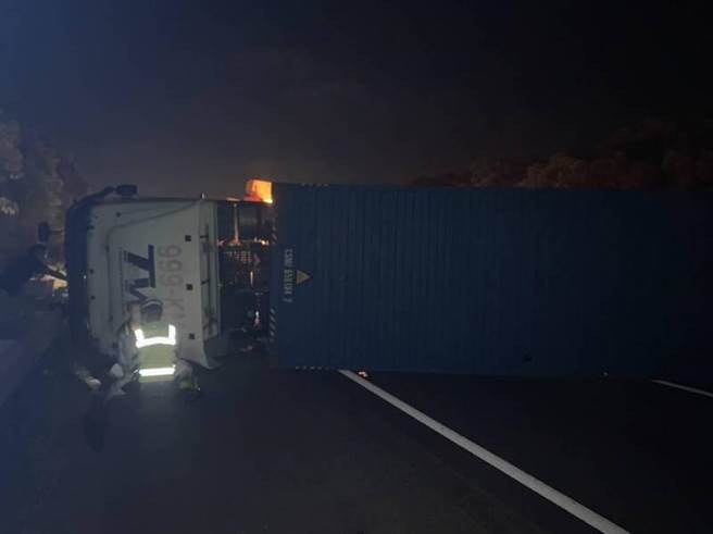 货柜车遭撞后，整辆翻覆路中央。（翻摄照片／李京升苗栗传真）