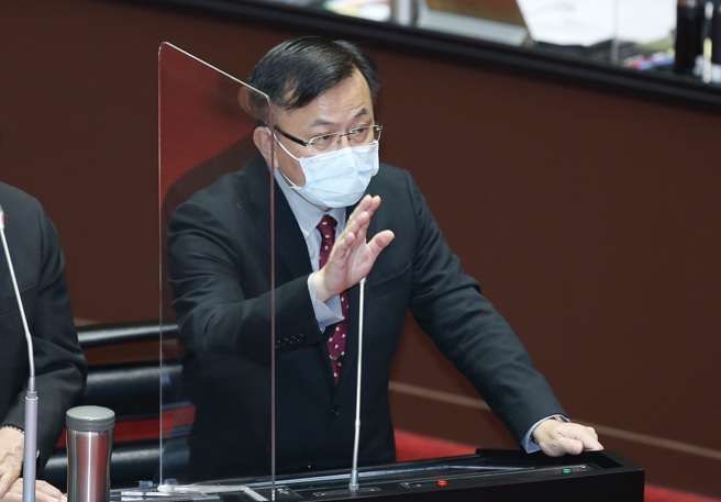 针对立委李德维询问镜电视上架问题及周玉蔻爆料事件，国家通讯传播委员会（NCC）主委陈耀祥上台答覆。（姚志平摄）