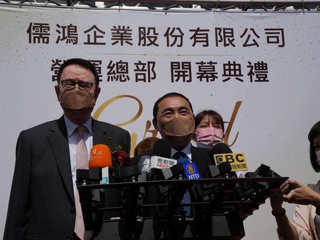 新北市長侯友宜(中)在警察大學的論文近日頻遭對手、民進黨新北市參選人林佳龍及綠營質疑，侯友宜27)日再被問及此事時，僅以10個字回應。