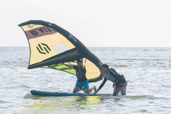 風箏衝浪競賽是利用人體連結大型風箏，同時腳踩浪板進行比賽。（台中市政府提供）