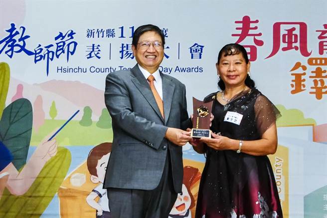 新港国小老师郑宇芝（右）投身杏坛40年，传承舞狮技艺获肯定，县长杨文科颁发资深优良老师奖座。（罗浚滨摄）