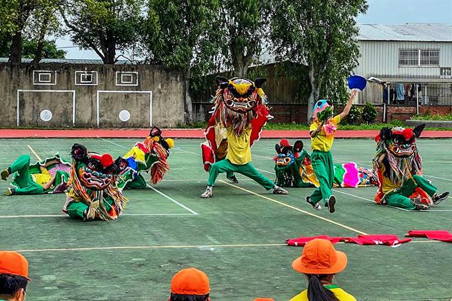  新港国小舞狮队在郑宇芝指导下，参赛获奖无数，2020年全国各级学校民俗体育竞赛，更拿下「六冠王」。（新港国小提供／罗浚滨新竹传真）