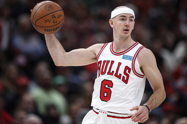 加入公牛后，卡鲁索(Alex Caruso)披上了6号战袍。(美联社)