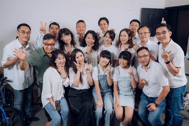 吴姗儒、 左左右右献声公益单曲，与老师同学们大合照。（关怀台湾文教基金会×大鹏传播提供）