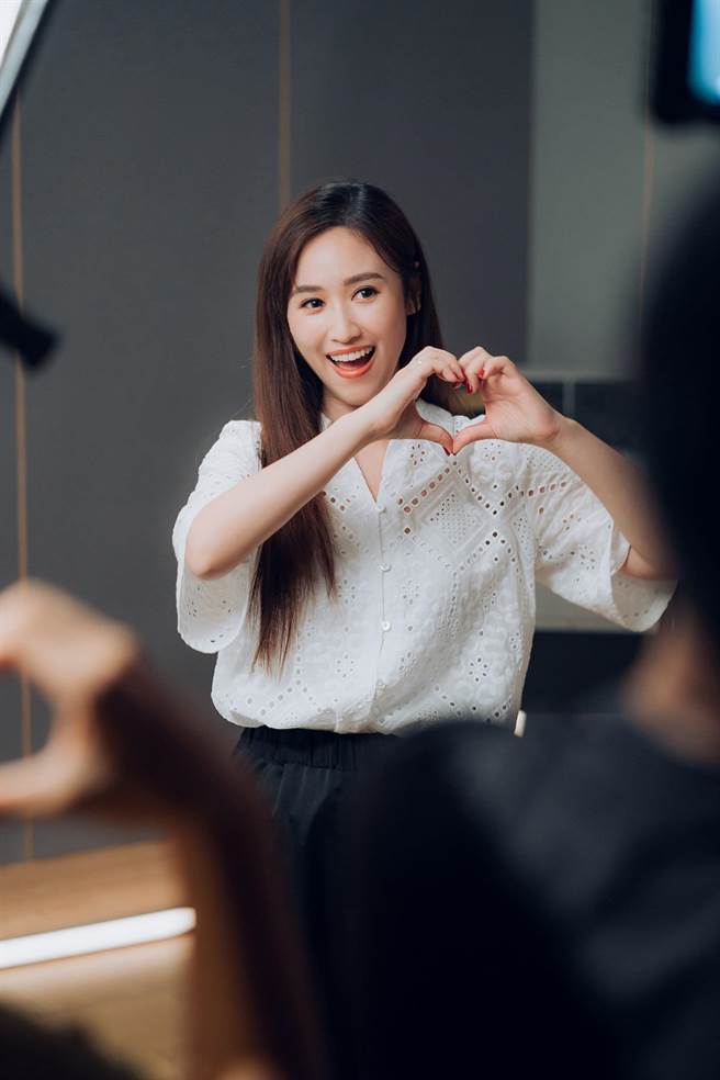 吴姗儒首次献声，优美高音获好评。（关怀台湾文教基金会×大鹏传播提供）