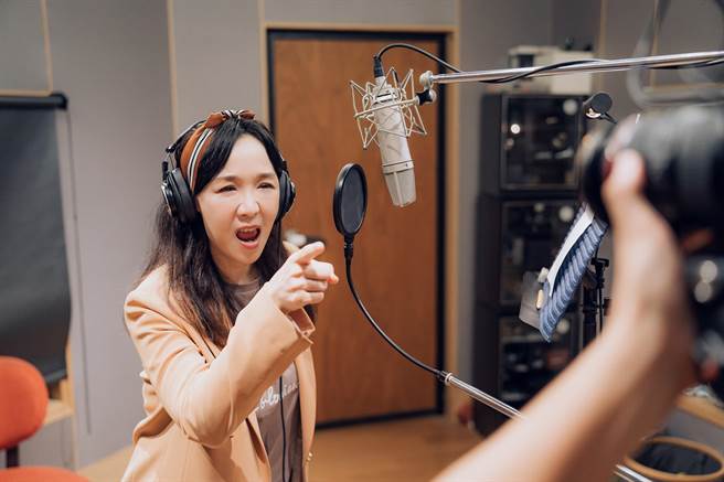 徐薇录音前一天确诊，拼尽全力给自己满分高分。（关怀台湾文教基金会×大鹏传播提供）