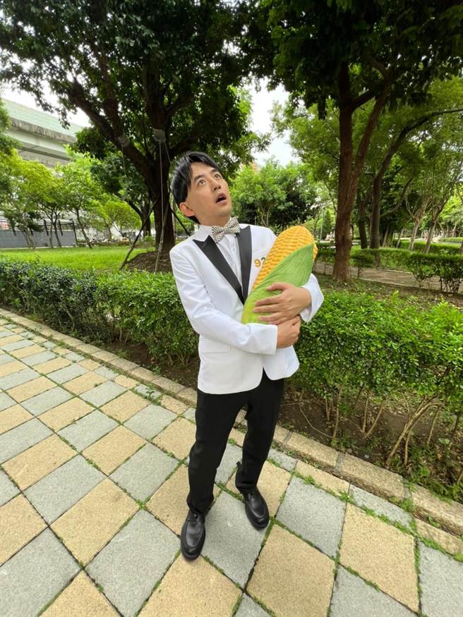 黄子佼邀请吴姗儒加入公益单曲〈谢谢老师 世代甜心版〉。（关怀台湾文教基金会×大鹏传播提供）