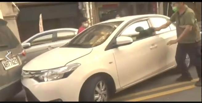 斗南分局侦查队查缉夫妻檔药头，嫌犯夫妻不仅拒捕且衝撞警车逃逸。（斗南警方局提供）